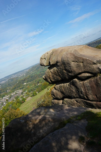Obraz Scenic View Of Unique Weathered Gritstone Rock Formations At Black Rocks Overlooking The Historic Cromford Valley In Derbyshire, England On A Sunny Day.