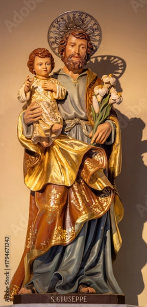 Fototapeta CAVA DE TIRRENI, ITALY - OCTOBER 7, 2025:The carved polychrome statue of St. Joseph in the church Chiesa di San Francesco probably by unknown artist.