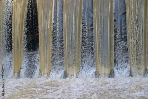 Obraz Staustufe bei Hochwasser