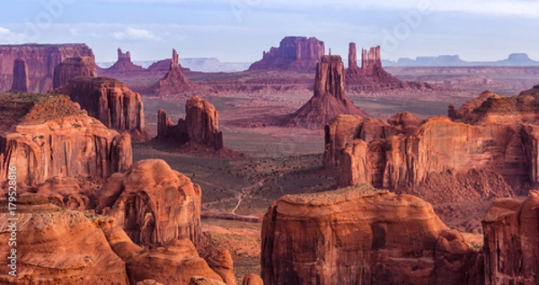 Fototapeta Wschód słońca w polowanie Mesa navajo majestat plemiennych miejsce w pobliżu Monument Valley, Arizona, USA