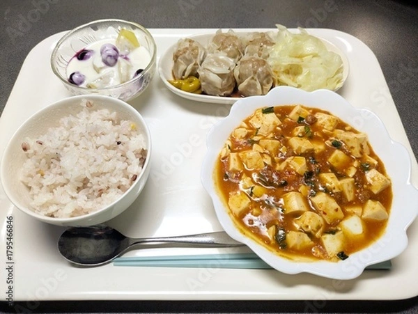 Obraz 麻婆豆腐とシュウマイ、フルーツヨーグルトのデザート付き中華風ワンプレートランチ