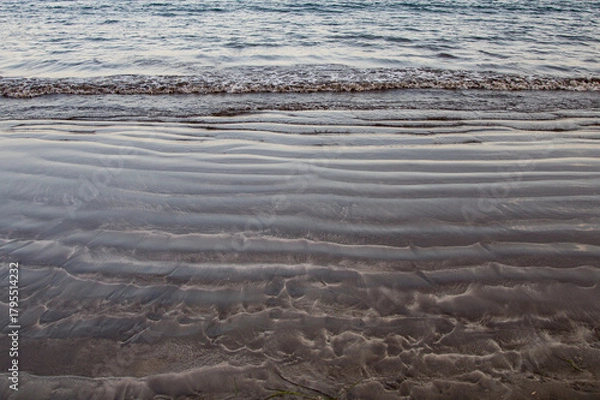 Fototapeta waves on the sand