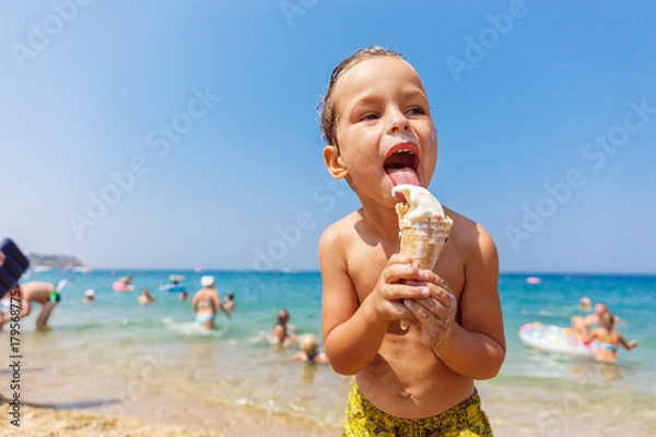 Obraz Boy eating ice cream