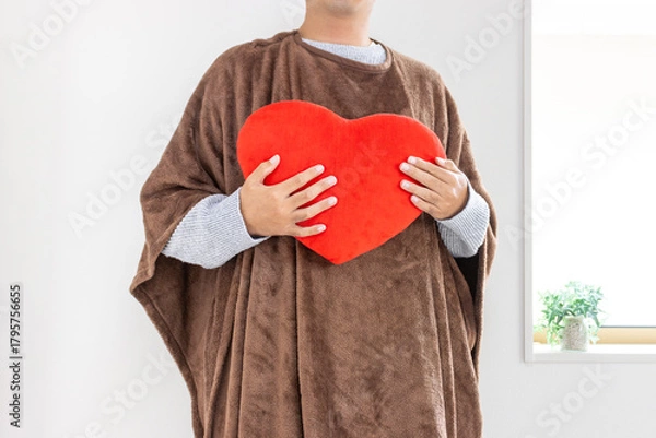 Obraz 着る毛布を着てハートのクッションを持つ男性（30代、日本人、顔無し）
