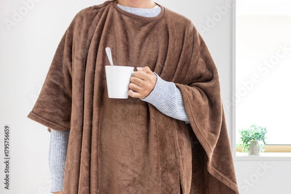 Obraz 着る毛布を着てコーヒーを飲む男性（30代、日本人、顔無し）