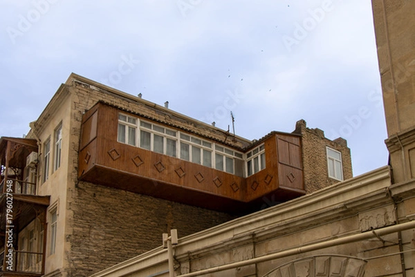 Fototapeta Baku, Azerbaijan. View of a traditional wooden balcony of a house in the center of the old city.