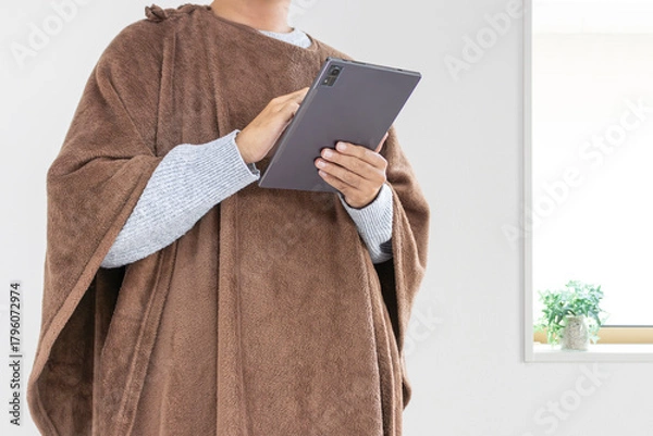 Obraz 着る毛布を着てタブレット端末を使う男性（30代、日本人、顔無し）