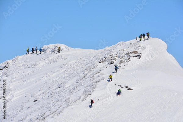 Fototapeta 雪の谷川岳山頂（オキの耳）と登山者