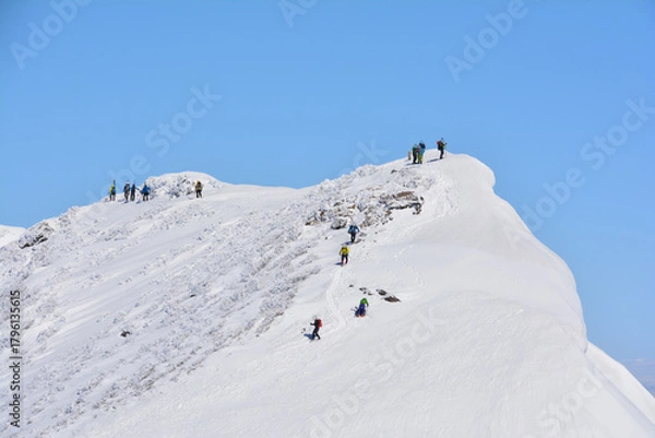 Fototapeta 雪の谷川岳山頂（オキの耳）と登山者