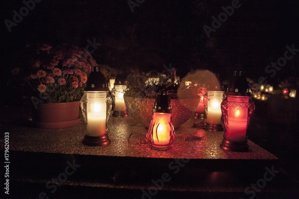 Obraz light on the grave at November night