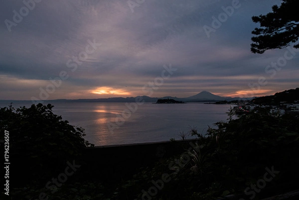 Obraz 神奈川県鎌倉市稲村ケ崎夕日太陽が沈む前に