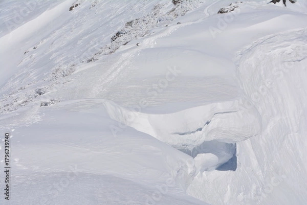 Fototapeta 雪山の巨大な雪庇