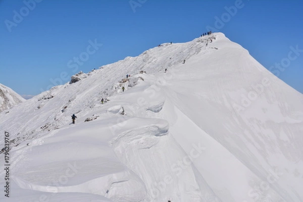Fototapeta 谷川岳の山頂と巨大な雪庇