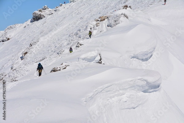 Fototapeta 谷川岳の巨大な雪庇と登山者