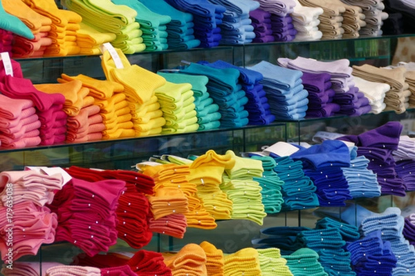 Obraz 商品棚に並べられたカラフルな靴下