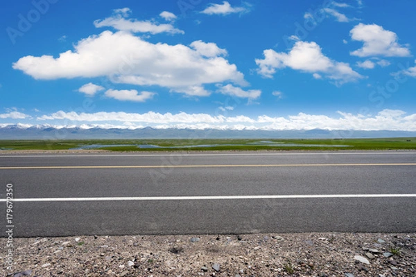 Obraz road in grassland