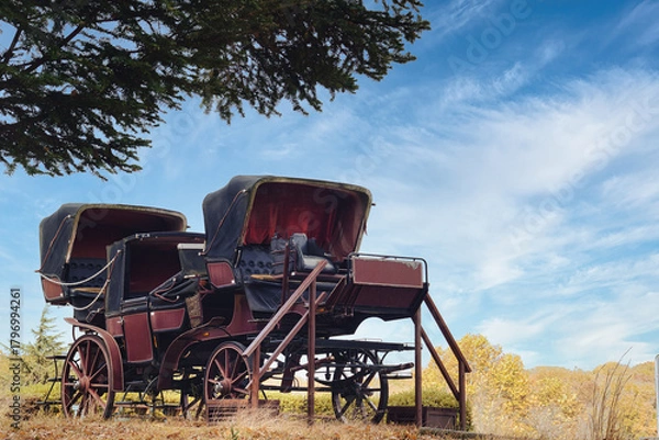 Obraz 古き良き時代の香りが漂う空間に佇む大きな馬車