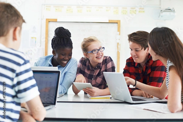 Obraz Grupa nastoletnich studentów współpracujących przy projekcie w klasie IT
