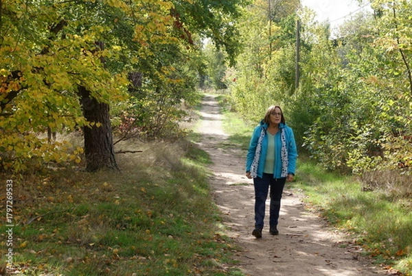 Obraz Frau beim Spaziergang