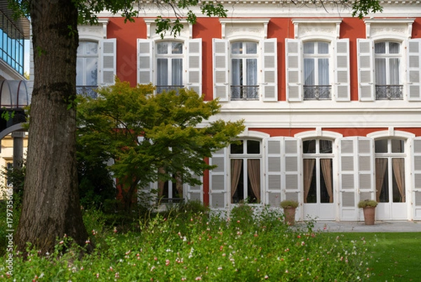 Obraz In Mont de Marsan, the stunning city hall building features classic architecture surrounded by green gardens. Visitors can admire the elegant design and peaceful atmosphere on a bright day.