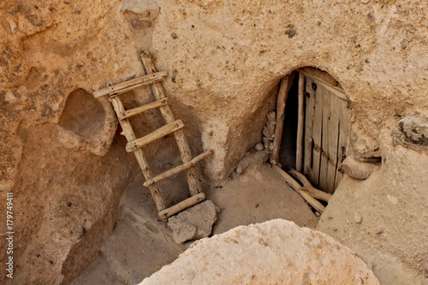 Obraz Entrance door to one of buildings in rock in Kandovan town in Iran.