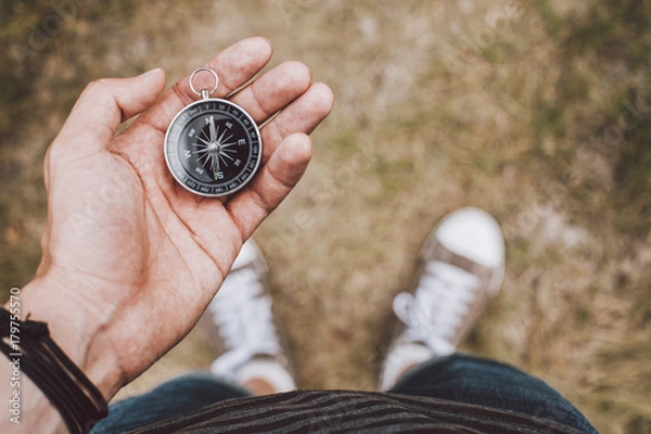 Fototapeta Podróżnik trzymając w ręku kompas