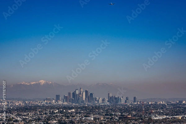 Fototapeta Skyline. Downtown Los Angeles and the Mount San Antonio(San Gabriel Mountains) from Kenneth Hahn State Recreation Area, Baldwin Hills Mountains of Los Angeles, California.	