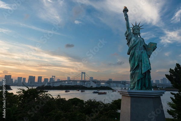 Obraz Panoramic view on the Raibow Bridge and Tokyo City from the artificial Odaiba Island, Tokyo, Japan