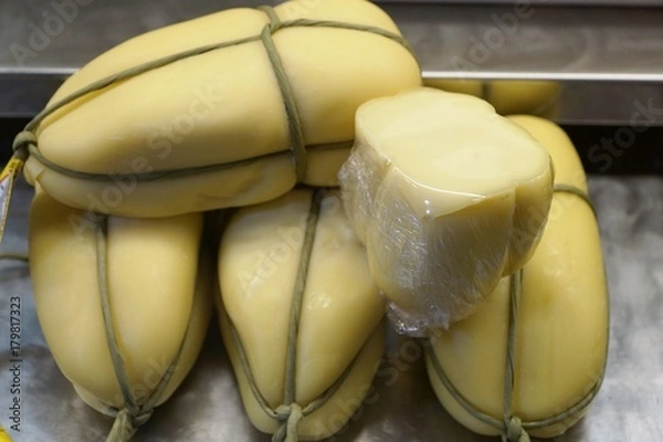 Fototapeta Käse auf einem Markt in Menton in Südfrankreich