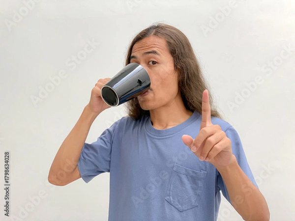 Fototapeta long haired man drinking