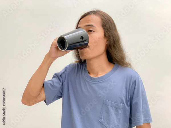 Fototapeta long haired man drinking