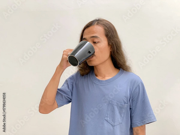 Fototapeta long haired man drinking