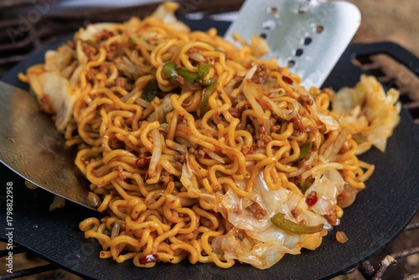 Obraz キャンプで料理する美味しい焼きそば