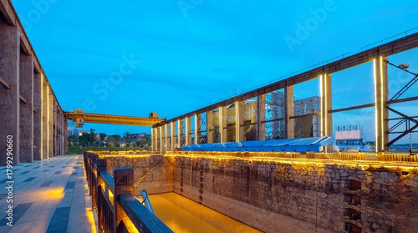 Obraz The steel structure and bridge crane of the dock are located by the Dongting Lake in Yueyang, China.