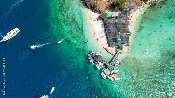 Fototapeta Beautiful panoramic drone view over Pulau Kelor Komodo showing crystal clear tropical ocean