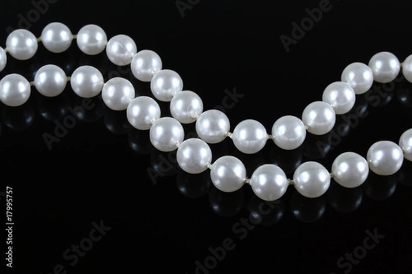 Obraz pearl necklace on a dark background with reflection