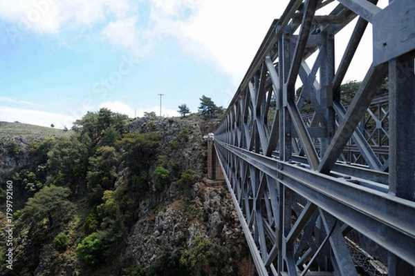 Obraz Le viaduc des gorges d'Aradaina près d'Anopoli dans les Sfakia en Crète