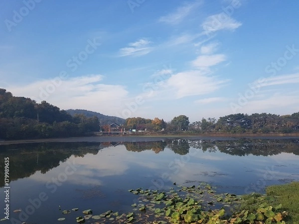 Obraz 저수지에 비친 가을하늘