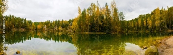 Obraz Panoramiczny widok sztucznego jeziora po zalanej sztolni. Góry Adrszpaskie 2025