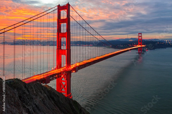 Obraz na wymiar Słońce wschodzi nad San Francisco i mostem Golden Gate