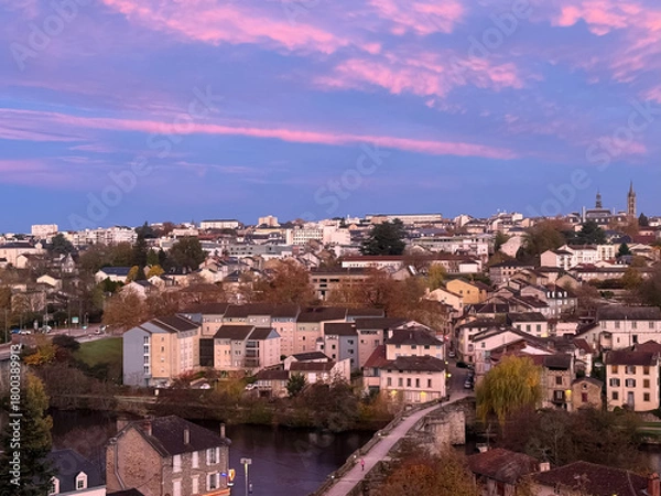 Obraz Beau ciel rose et bleu sur la ville de Limoges,