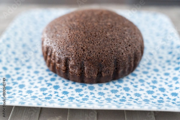 Obraz ふっくら仕上がったチョコ蒸しパンの横から撮影