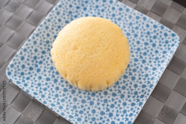 Obraz ふわふわ食感の手作り蒸しパンが青皿にのる
