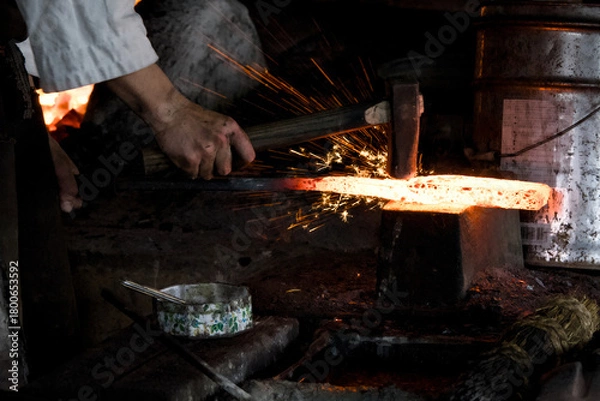 Obraz 刀鍛冶職人が手作業で日本刀を作る