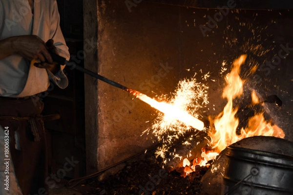 Obraz 刀鍛冶職人が手作業で日本刀を作る