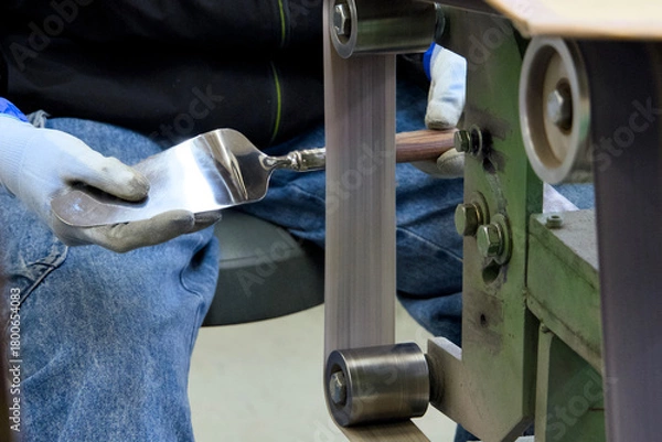 Obraz ケーキサーバーを手作業で磨く作業者の手