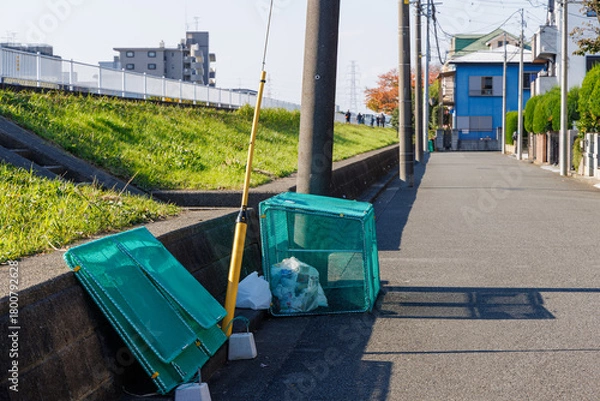 Fototapeta 住宅街の道路に設置された生活ゴミ集積カゴ