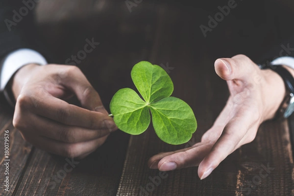 Obraz 植物を持っているビジネスマン