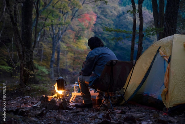 Obraz 夕暮れのソロキャンプ を楽しむ男性