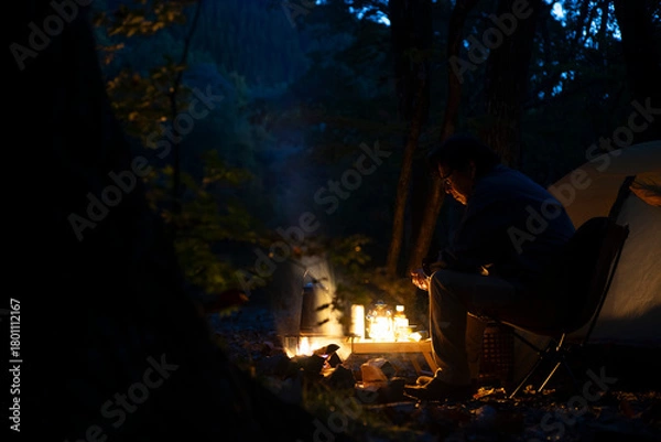 Obraz 夕暮れのソロキャンプ を楽しむ男性